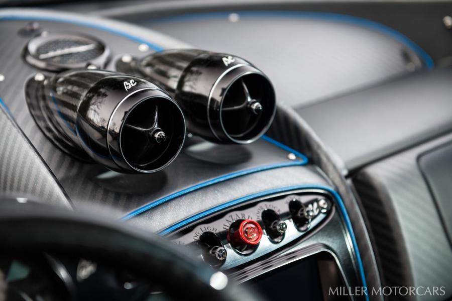 Детали интерьера Pagani Huayra BC Macchina Volante 2017 года  (фото 25 из 39)